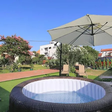 Oasis With Jacuzzi Задар