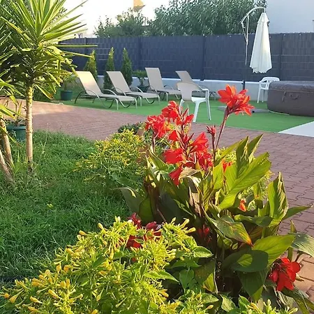 Oasis With Jacuzzi דירה